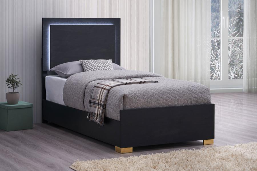 Cama doble con paneles LED de madera Marceline en color negro 222831T