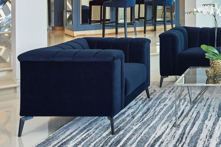Sillón capitoné con brazos tipo smoking tapizado en color azul 509213