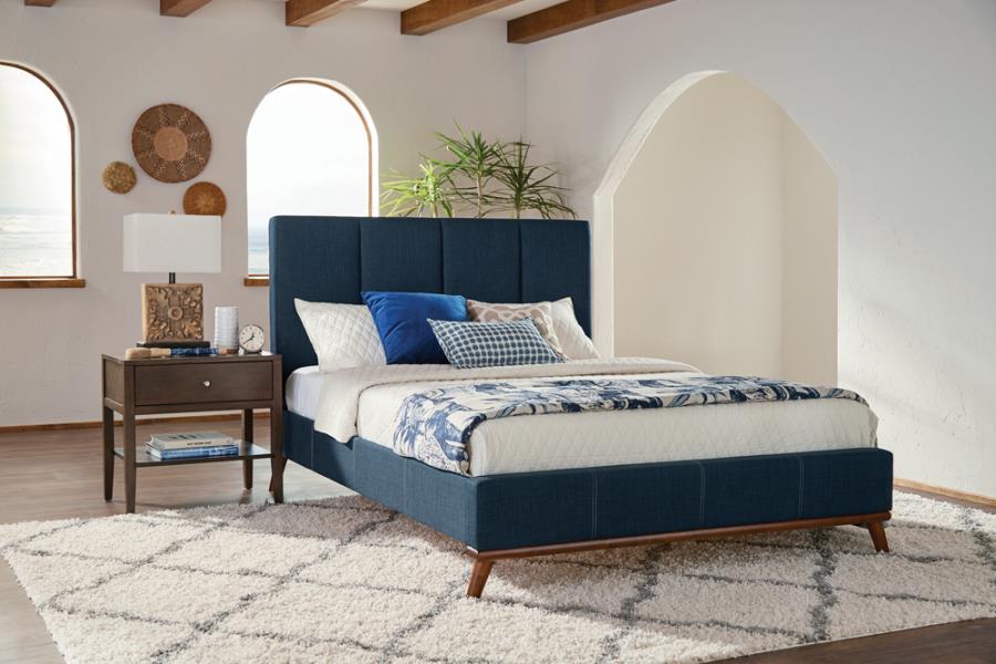Cama Queen con paneles tapizados Charity en color azul 300626Q